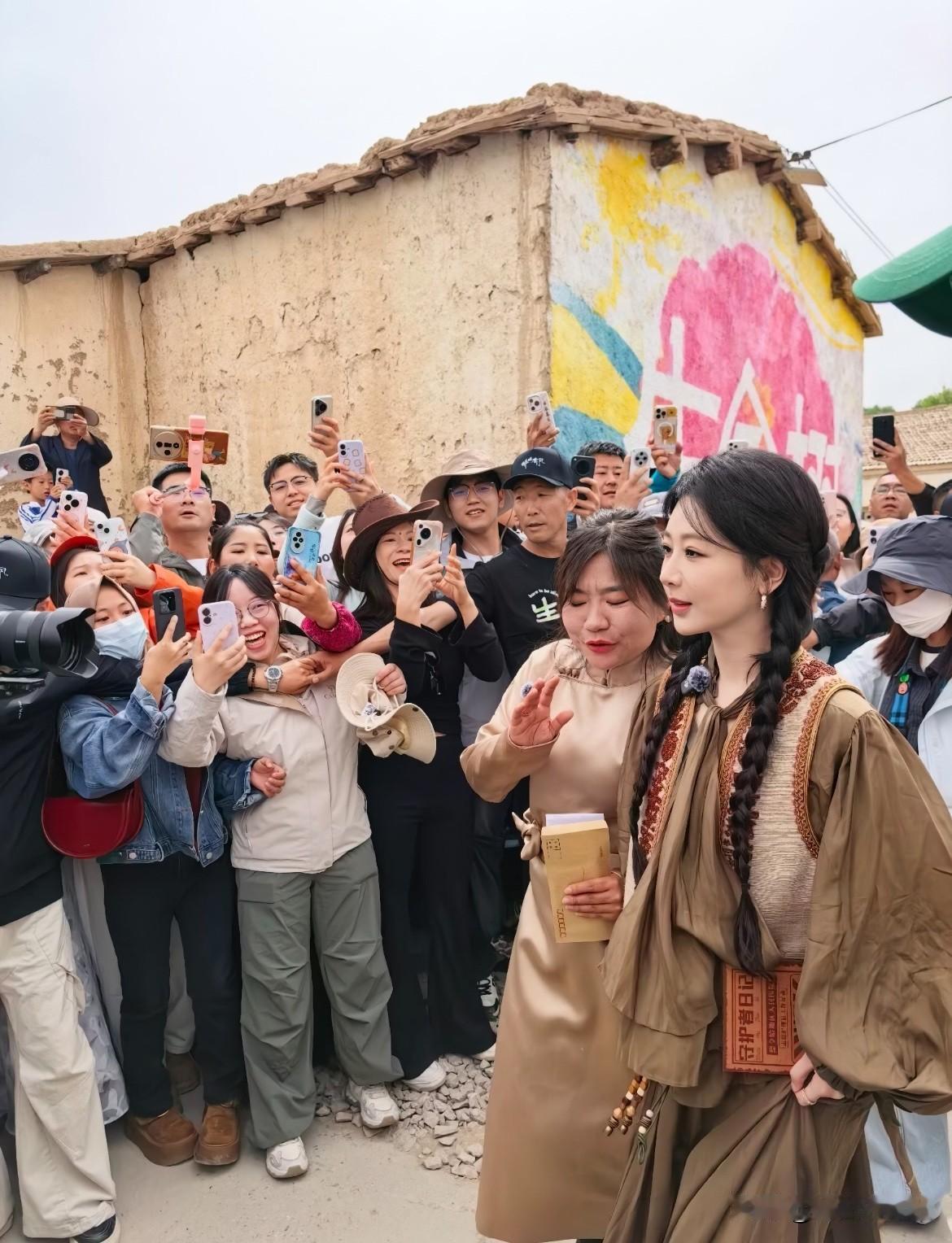 6月7日，杨紫重返《生命树》拍摄地！打卡生命树彩绘墙，并且与其合影留念！有一