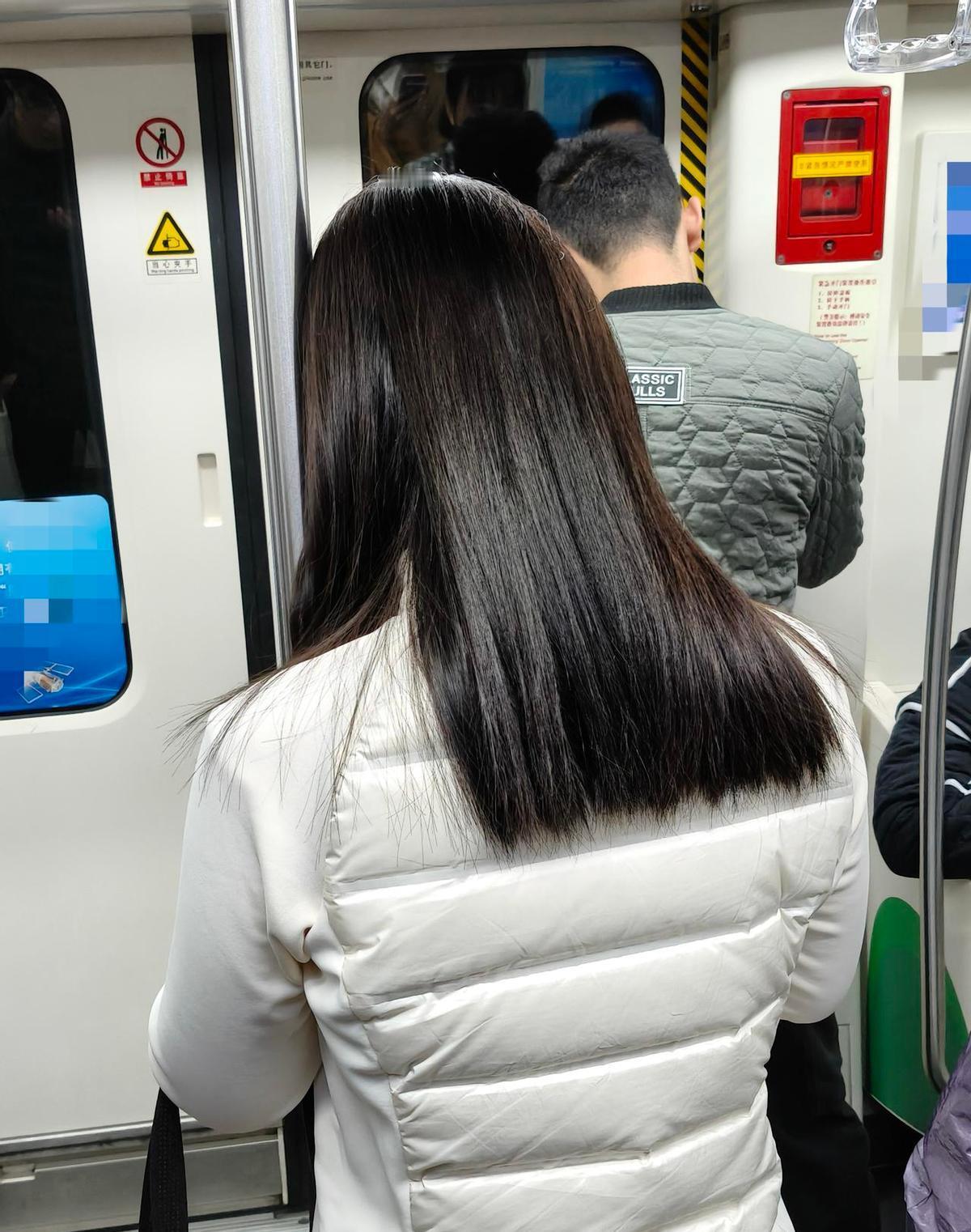 头发长在你头上，别整那些假发套一样的发型。洗头别把护发素抹满头，发根留空，才不