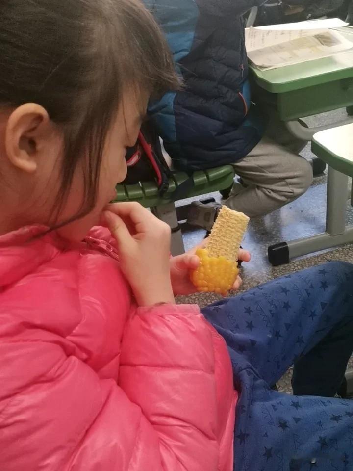 昨天，邻居阿姨又给儿子送了几件冬天穿的衣服过来，看着都挺新的，很感谢阿姨，这几年