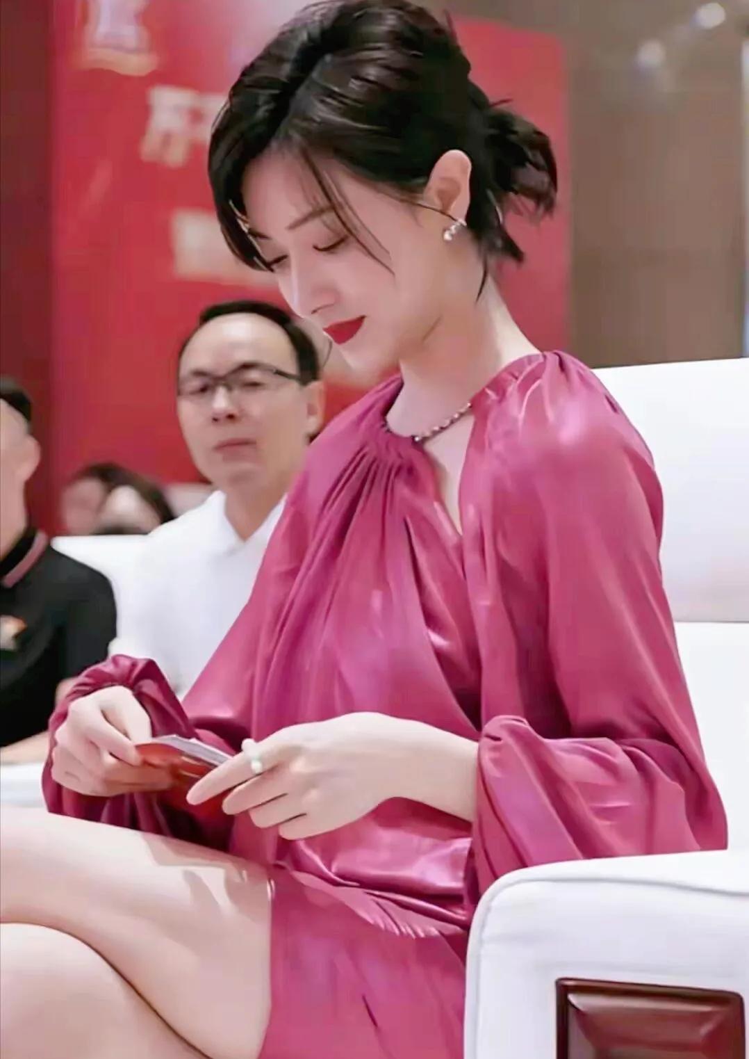 万茜真是娱乐圈的宝藏女演员。1982年出生的她，2000年以专业第一考上上戏，2