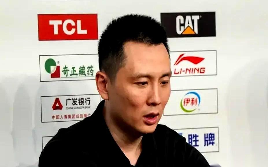 赛后发布会，几十个麦克风怼到教练脸上。他没急着总结比赛，只是扫了一眼台下，第一句