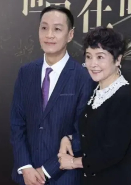 一次，冯远征带着妻子梁丹妮参加朋友聚会，朋友一脸嫌弃：“远征，下次别带你家黄脸婆