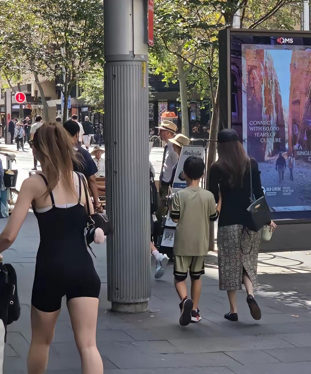 48岁的侯佩岑与丈夫携两个儿子漫步悉尼街头，她身穿一袭高开叉短裙，身姿曼妙，气质