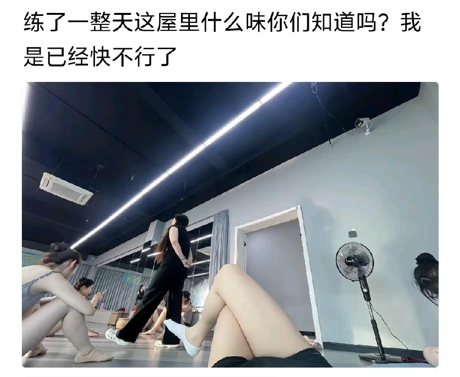 上学时候，有一天累了，直接趴在女同桌的凳子上，她凳子上的软垫一股屎味，当场治好了
