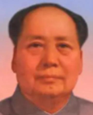 1950年，铁匠朱其升看到家家户户都挂上了毛主席头像，他越看这个人越眼熟，于是偷