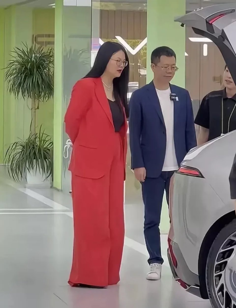 李湘为什么夏天也要穿西装？只有西装能装下她160斤以上的身材吧，同框比男人都壮实