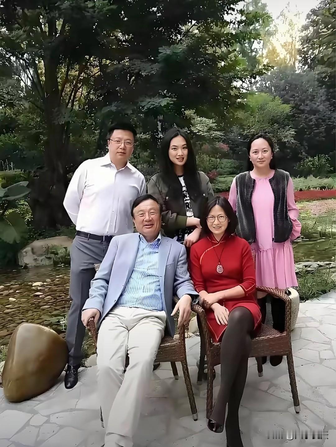 任正非一家五口合影！个个都是美女帅哥！个个都是人才！前排坐着的是任正非和妻子姚凌
