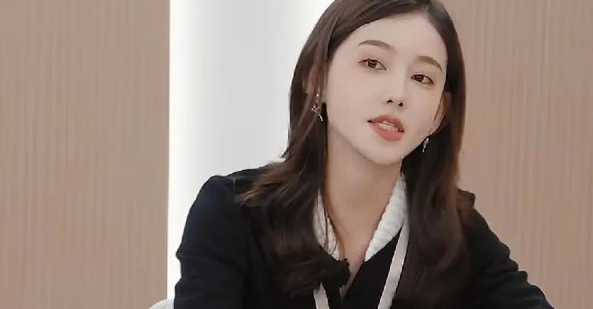 李沐宸：“我一但确定要结婚了，就不会再接谈恋爱的戏了。”郝蕾：“什么叫结婚就不能