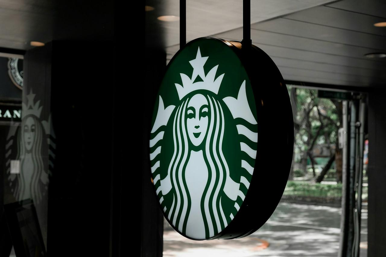 连锁咖啡店星巴克继续采取“重大行动”来扭转其业务困境，宣布大规模关闭门市，以及第