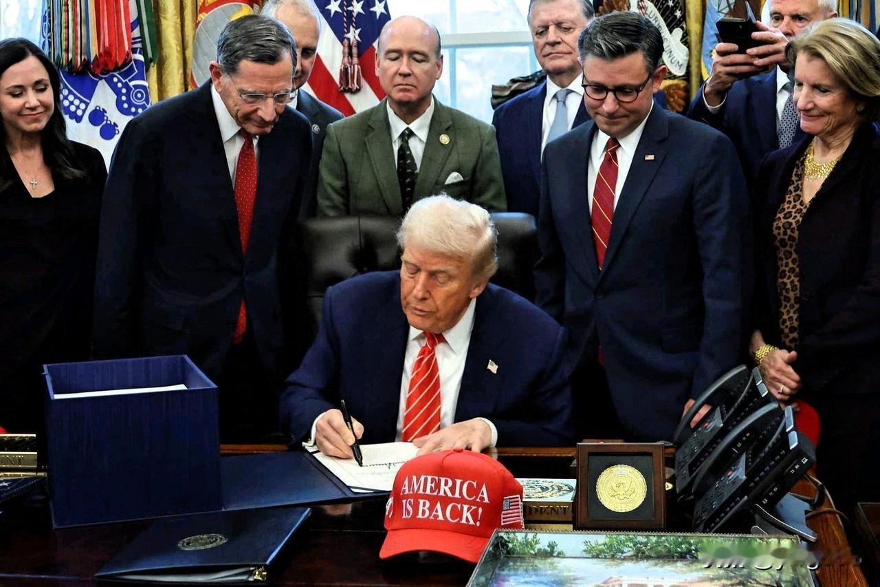 周二，在白宫椭圆形办公室举行的新闻发布会上，美国总统唐纳德·特朗普在被美国有线电