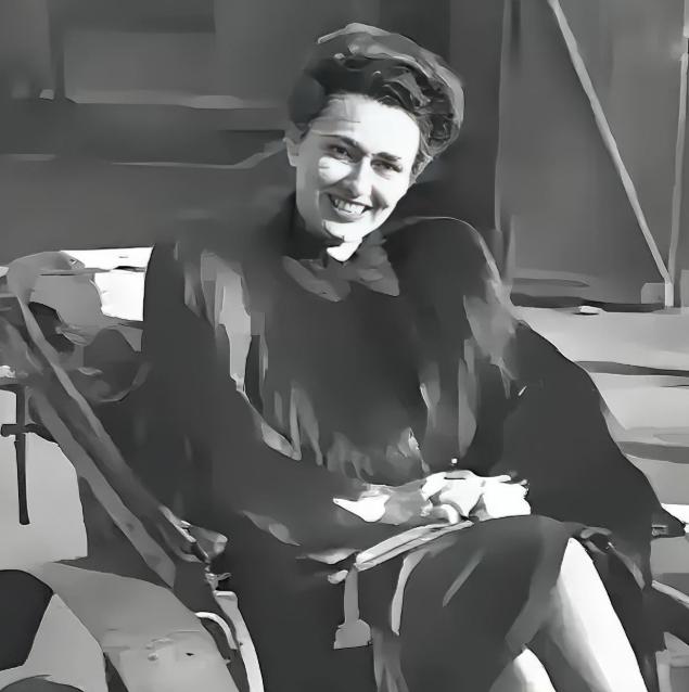 张宗昌和俄国武官打牌，俄武官输得精光，这时张宗昌说：“你欠我的钱我不要了，你把她