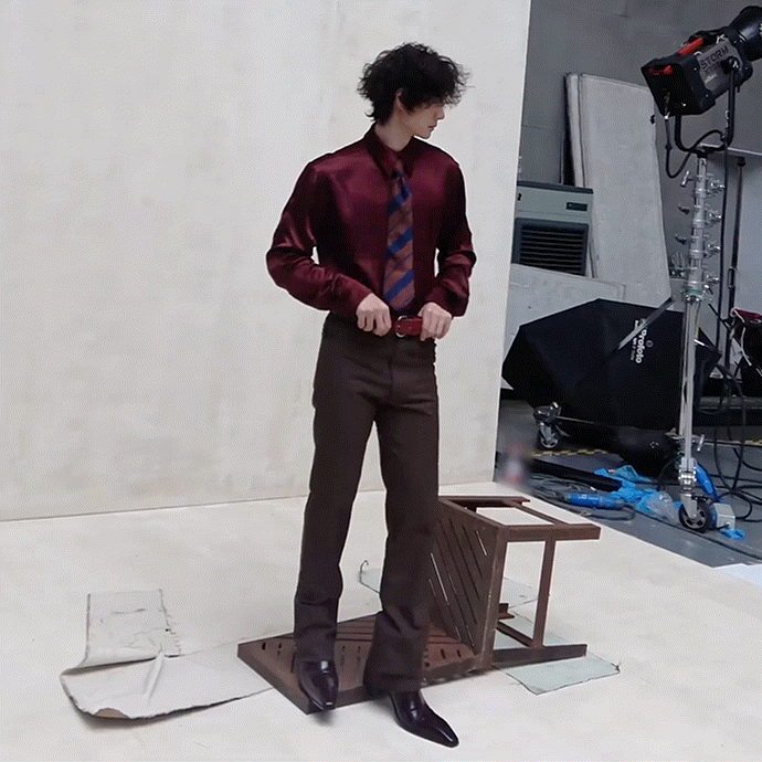 王一博，不愧是“行走的人形手办”，纯素颜、小头、宽肩、窄腰、大长腿……丝滑衬衫