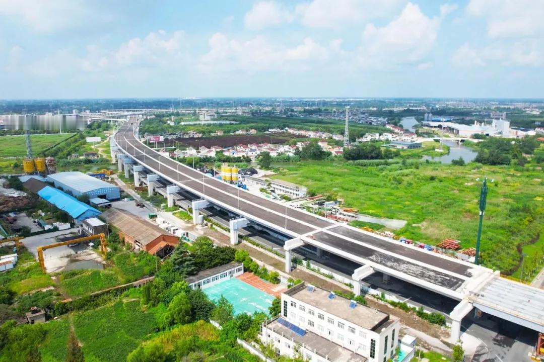 江苏盐城：新业路高架月底建成通车吊车挥舞巨臂吊装路灯，工人有序固定接线…12