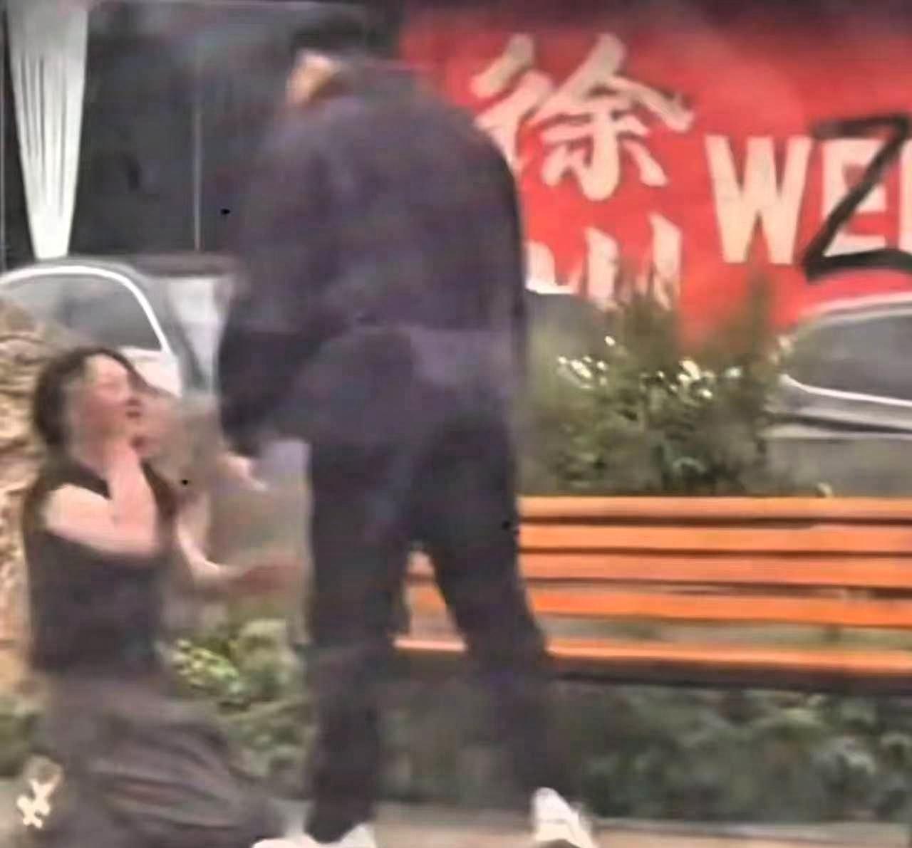江苏一身材非常好的女子和情人去酒店开房，结果被她老公撞见发现了。事发之后，女子立