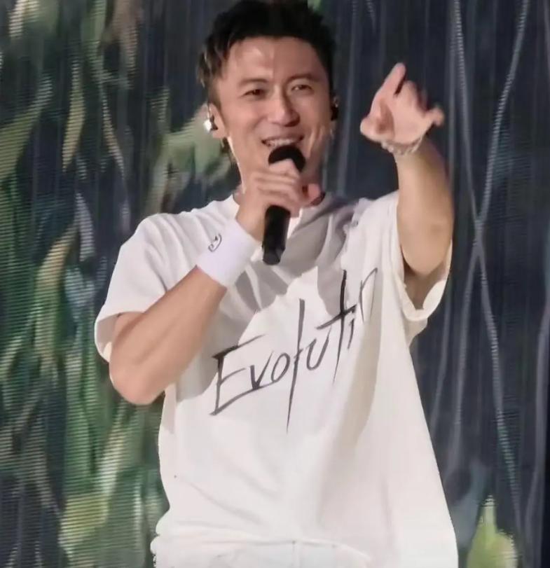 王菲和谢霆锋的新瓜，有点炸！谢霆锋北京鸟巢演唱会，隔了23年才回来。唱到《
