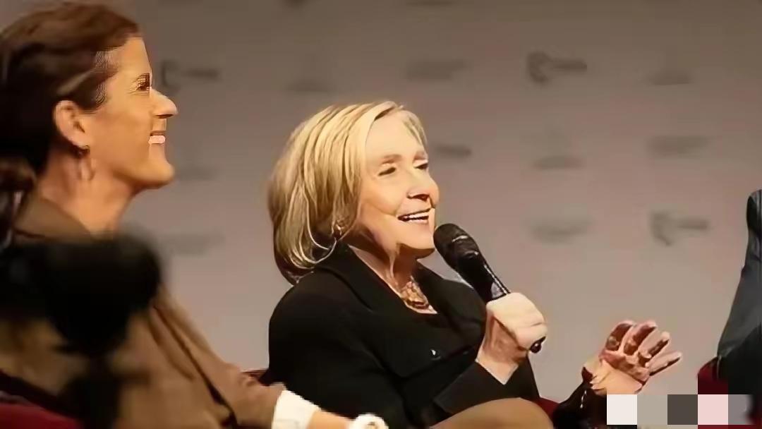78岁的希拉里往慕尼黑讲台上一坐，全场安静三秒，她没讲外交辞令，第一句就炸了：特