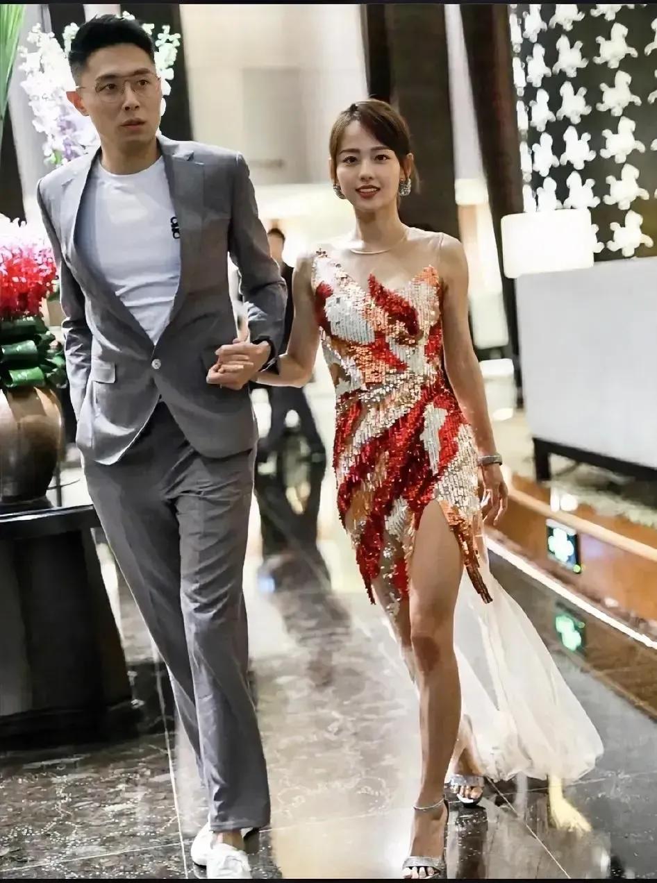 买超张嘉倪还是彼此深爱过的，没婚礼的时候，经常在节目带她去试婚纱，只是没有婆家的