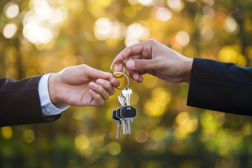 成都一个房东，租客住了五年，一次面都没见过。退租那天，房东连视频都没要求看，直接