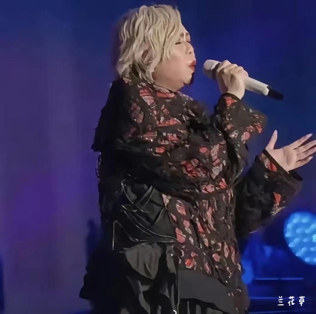 你没看错，这是52岁的张惠妹。她怎么这么胖了？她又怎么这么老了？仿佛一夜之间的