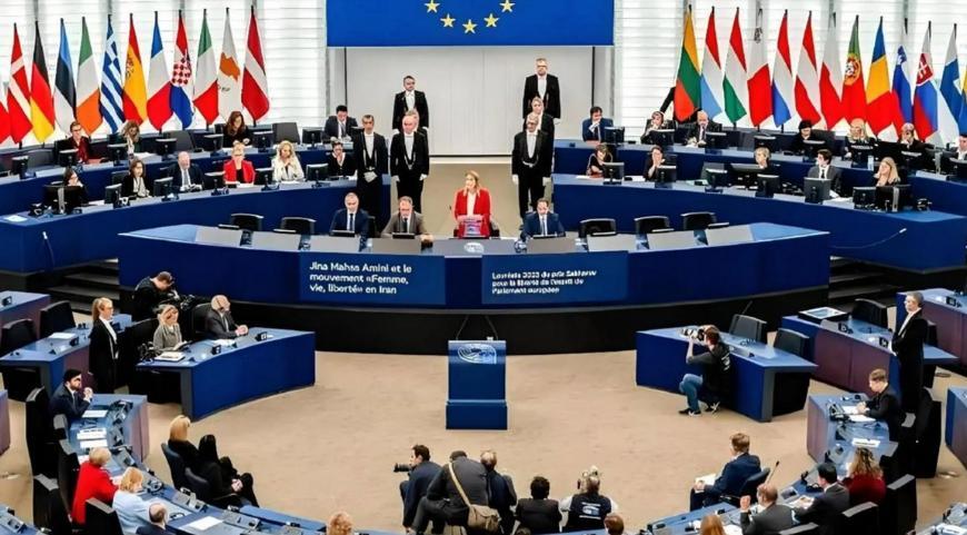 怂了！欧洲终究没敢动俄罗斯的钱12月19日凌晨，布鲁塞尔的欧盟峰会会场终于透