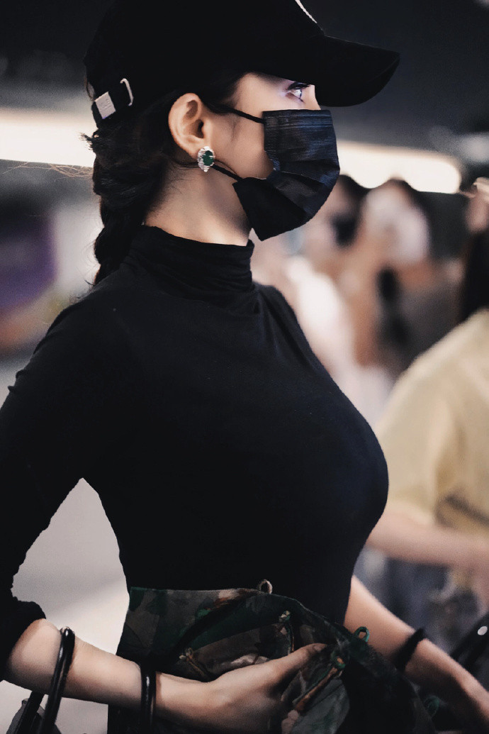 杨幂x机场穿搭黑色身材太好