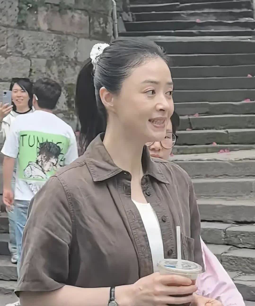 路人镜头下的蒋欣长得真一般呀，哪里有荧幕上看到的好看。明星穿上平常人的衣服，气质
