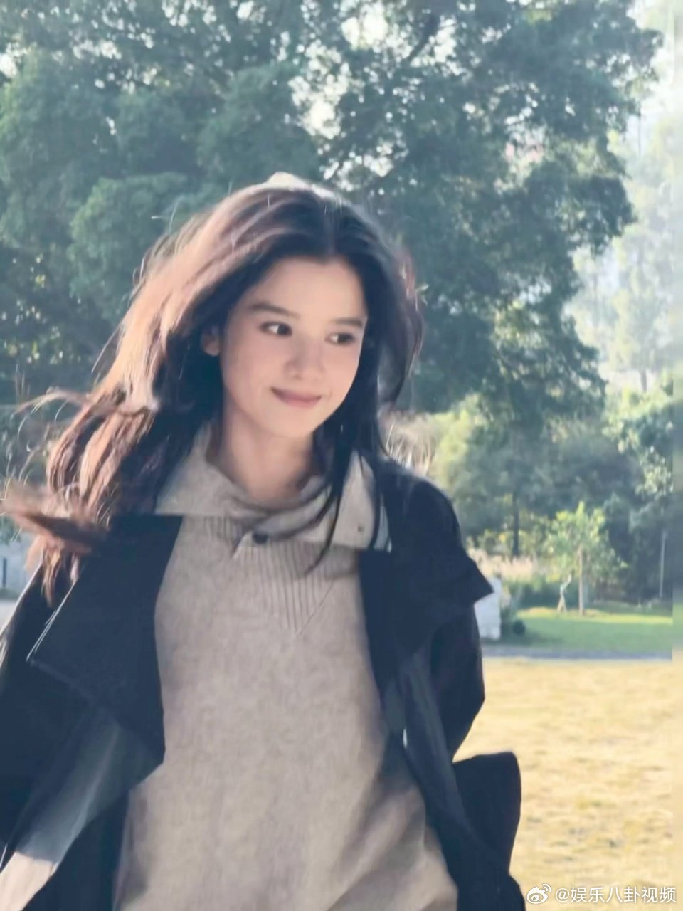 张婧仪谁说演员不能看镜头张婧仪的眼睛自带柔光，看镜头时温柔又真诚，把角色的情感