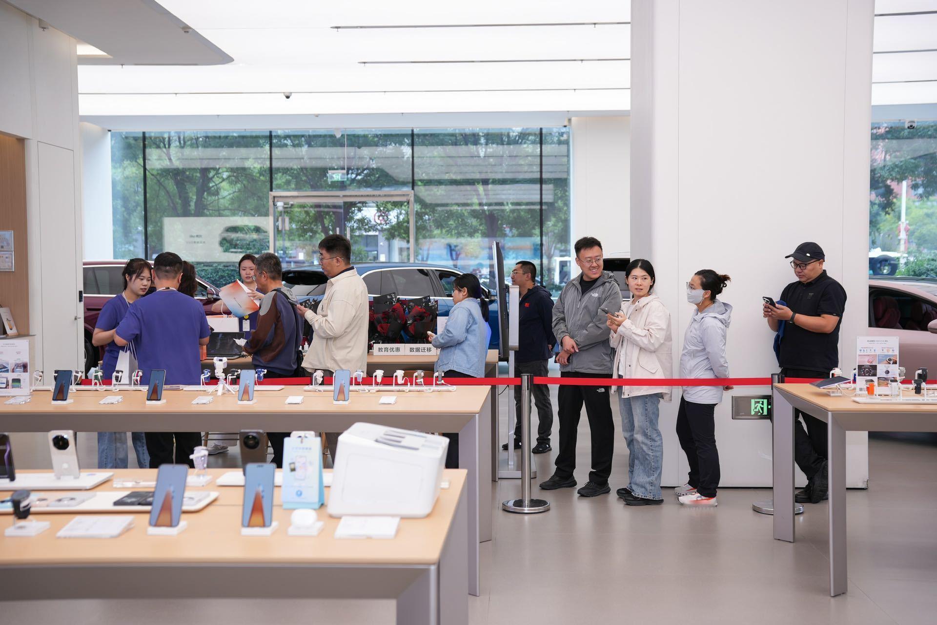 华为阔家族的广告前两天已经亮相华为多家门店，今天开售的阔直板作为阔家族新成员，