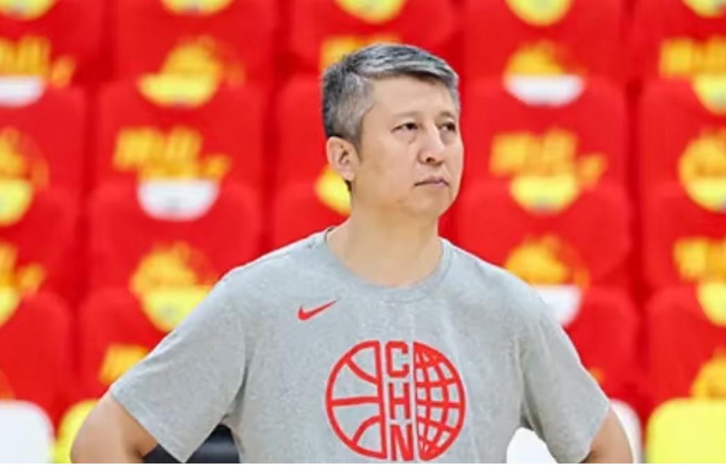 男篮热身两连败！输两场，就要否定郭士强吗？男篮热身连着输了两场，网上