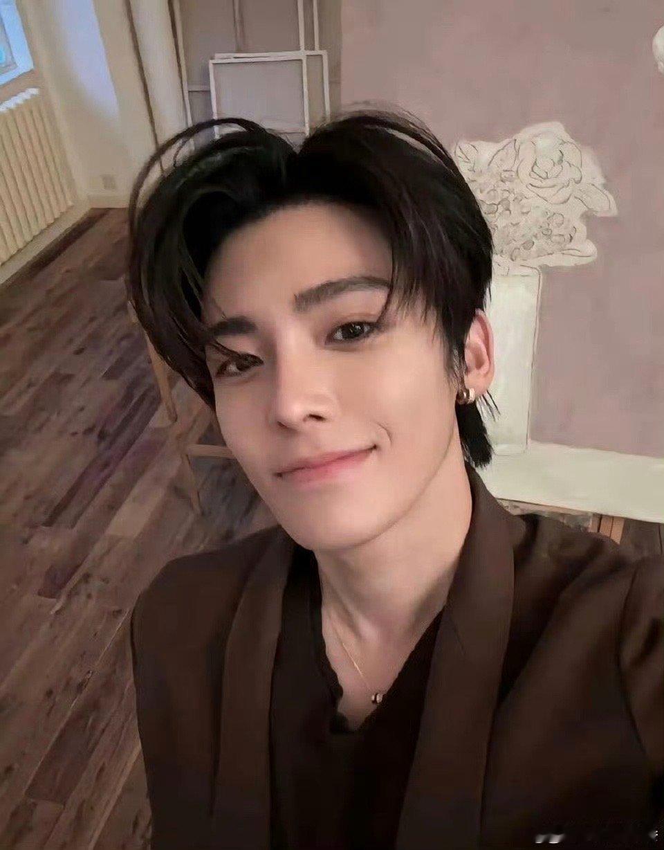 侯明昊眼里全是对出片的渴望正装杀、私服杀轮番上阵，怼脸镜头下颜值抗打，每个角度