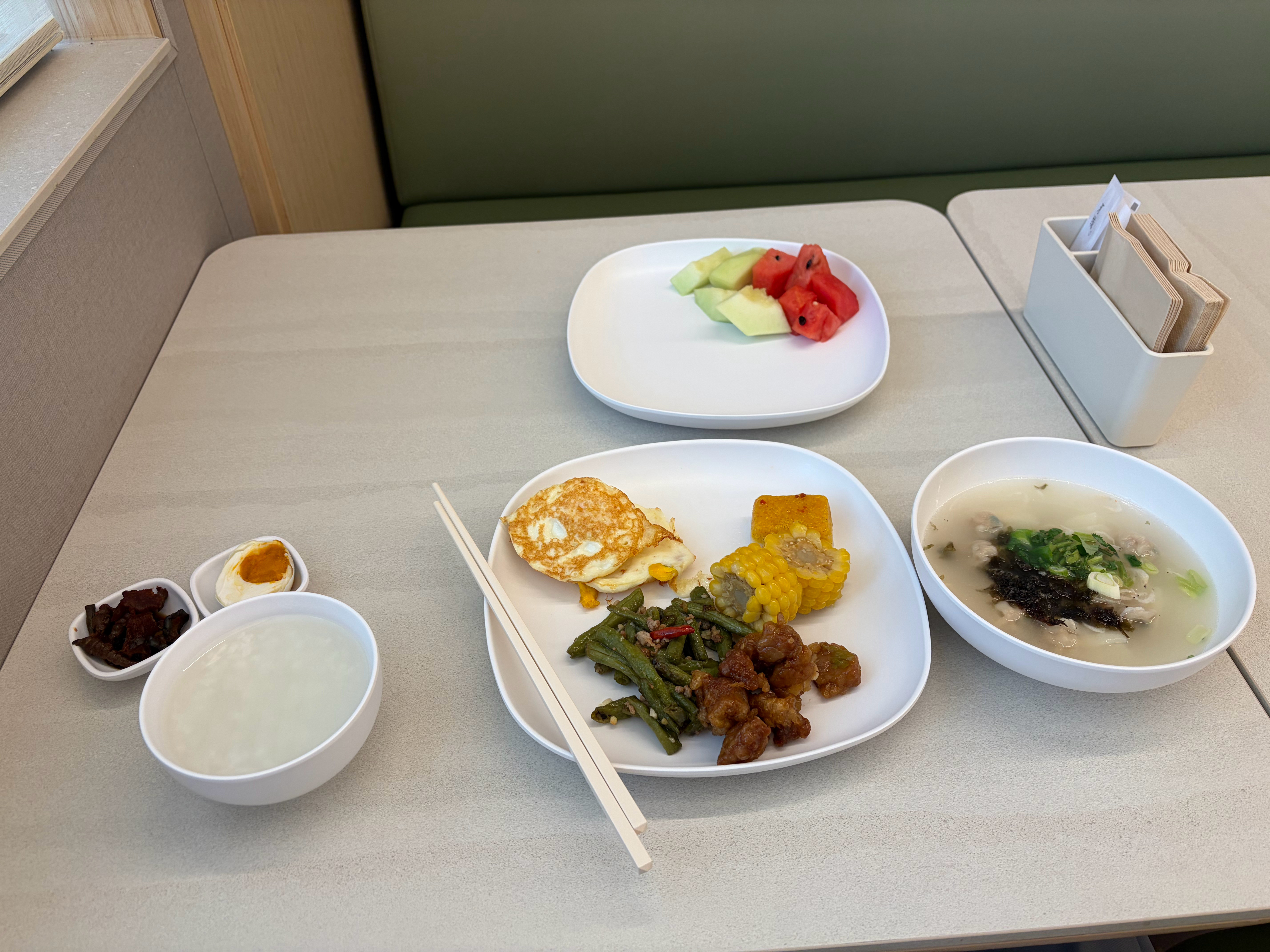 不得不说全季的早饭真不错，很适合中国胃我知道大米粥升糖快，但配小咸菜和咸鸭蛋也太