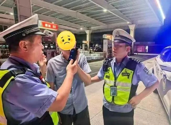 “送上门的业绩！”浙江杭州，一网约车司机在加油站等着给车充电时，见有交警在处理事