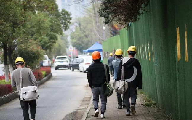 有个疑问：都全民社保了，那些建筑工人，也就是所谓的农民工，会不会有人给他们缴纳社