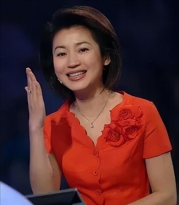 1996年，王小丫和大学老师吕成功结婚了。婚后，吕成功下海经商，王小丫前往北京发