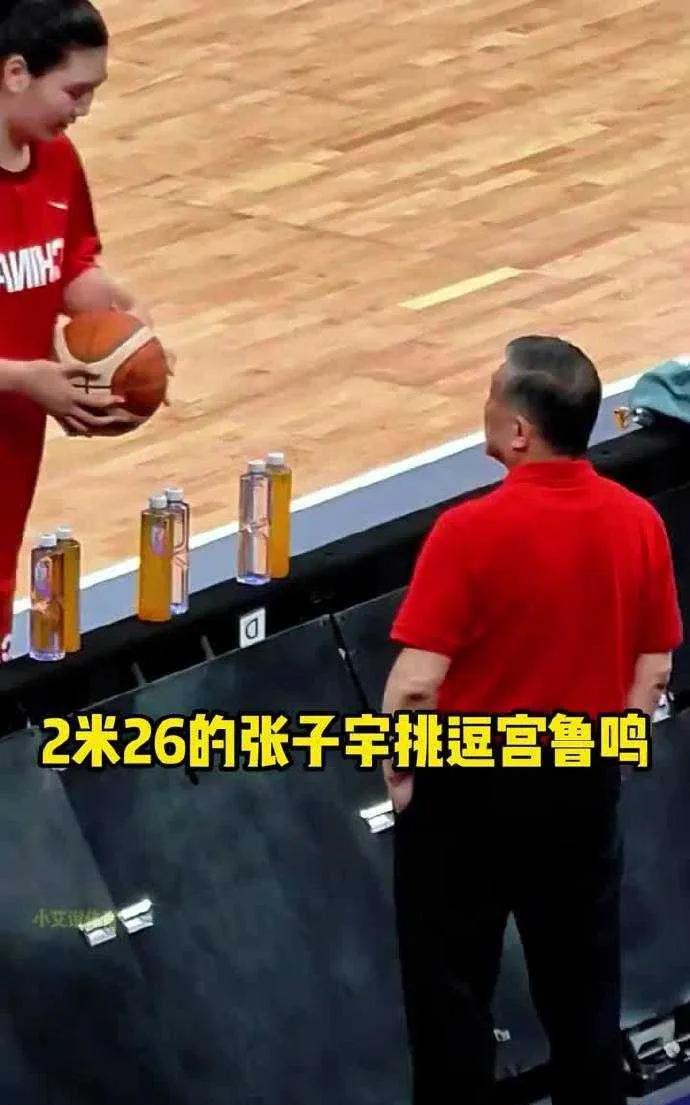 张子宇对教练那些“小欺负”小动作，满是孩子气亲昵。教练嘴上念叨，实则宠她如宝，超