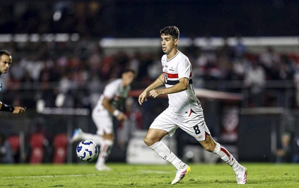 还是中超好混！前上海海港外援奥斯卡因心脏问题面临退役。根据媒体报道，奥斯卡已经