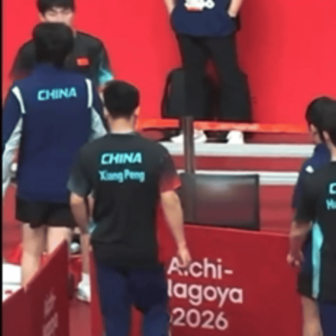 赛后暖心一幕[哭哭]男团决胜盘温瑞博不敌松岛辉空，中国队丢掉了冠军🏆赛后温瑞博