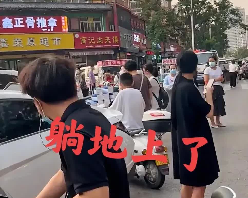 这个社会怎么了？最近广州某商场外一名女子当众脱光衣服，只因男友不肯买一条