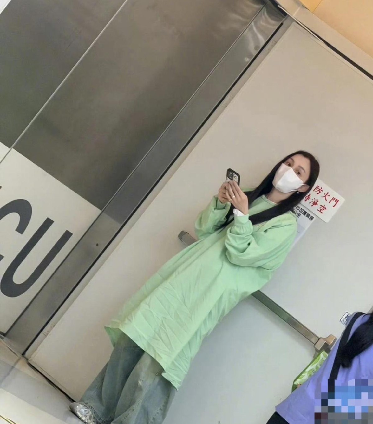 陈建州心梗进加护病房，范玮琪在门外守着，整个人憔悴得不行。小S也吓得不轻。这事跟咱们有啥关系？关系大