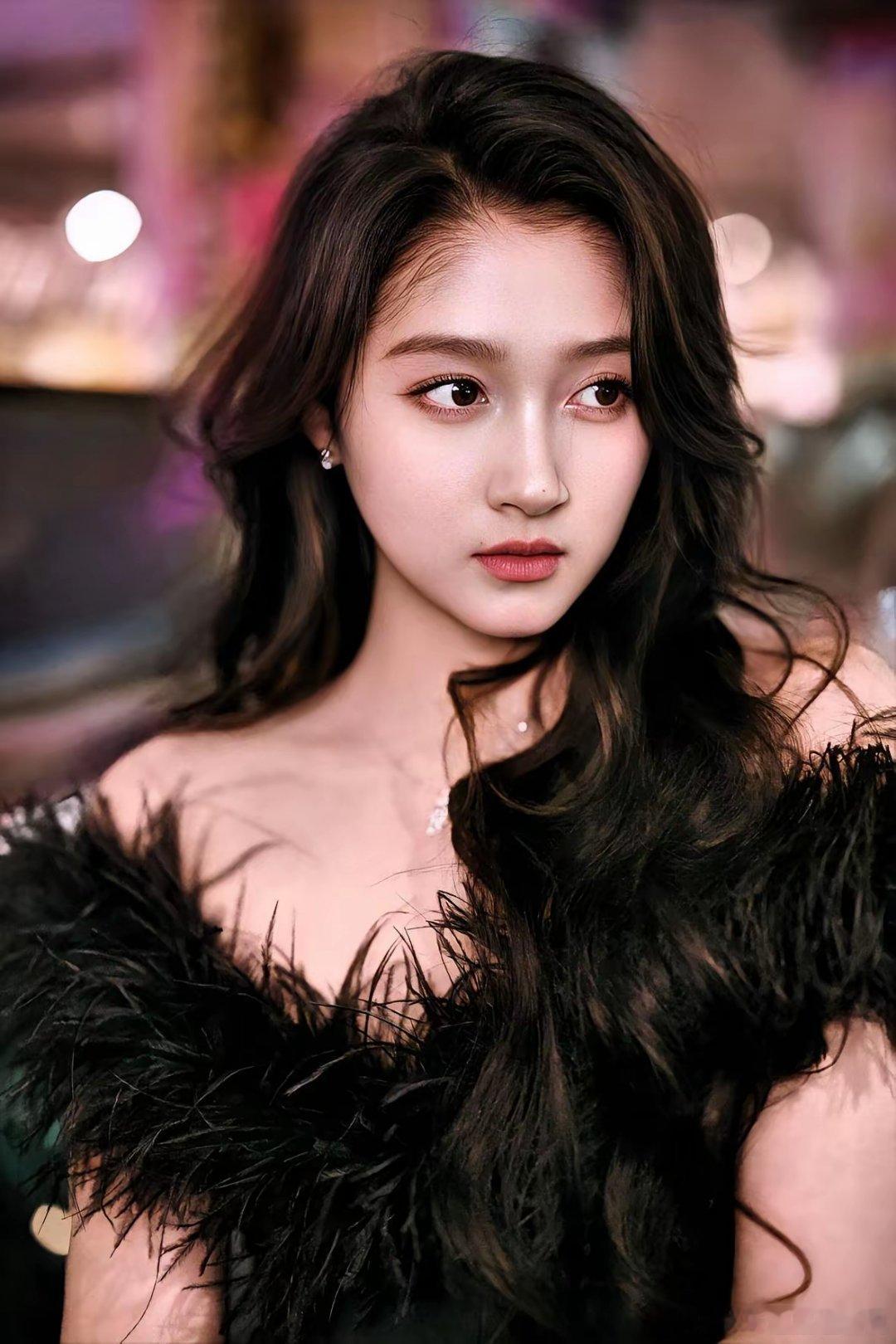 司小迪，最郁闷的人出现了！这个人就是关晓彤！要知道关晓彤还没和鹿晗官宣分手，在外