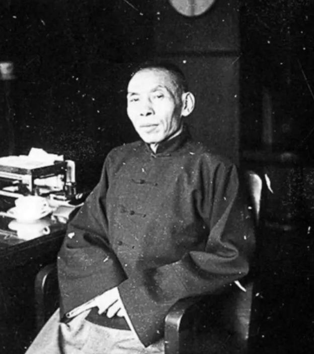杜月笙在重庆遭人绑架，绑匪开口要40万，杜月笙却说：“给你90万，剩下的兄弟们喝