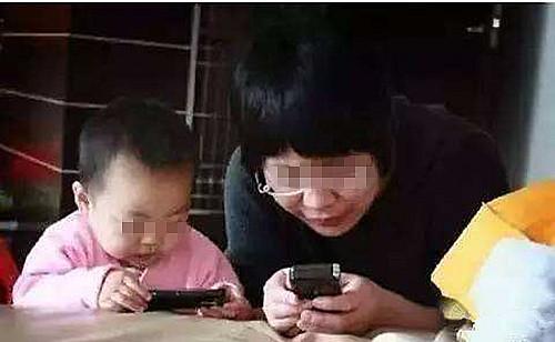 3岁孩子玩手机到半夜, 被爸爸打几巴掌后昏睡不醒, 奶奶痛哭后悔