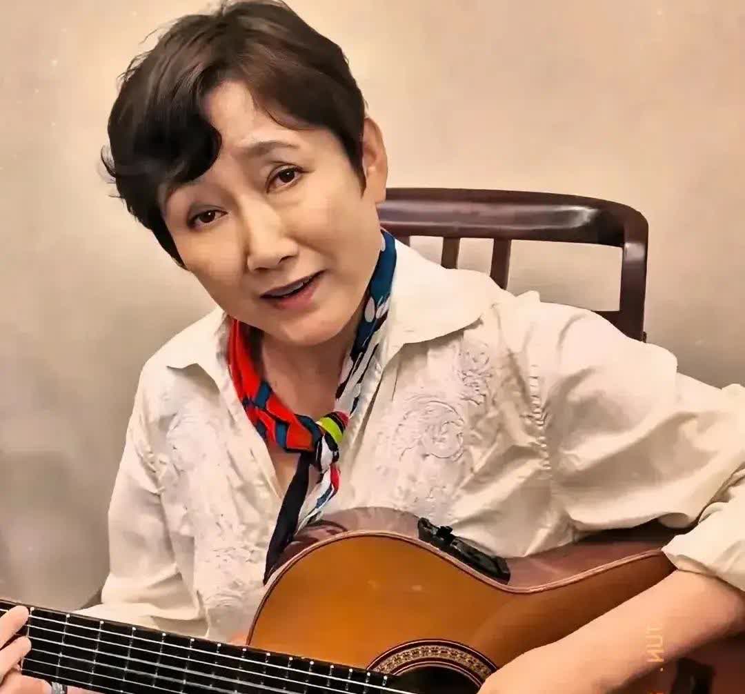 成方圆怎变成这样了！才64岁啊，乍一看像七十多了。成方圆年轻时气质优雅，身材高挑