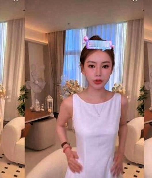 突如其来的兰姐，直播间里的小梅一家子小梅在晚上直播带货，卖力得很，突然兰姐来了