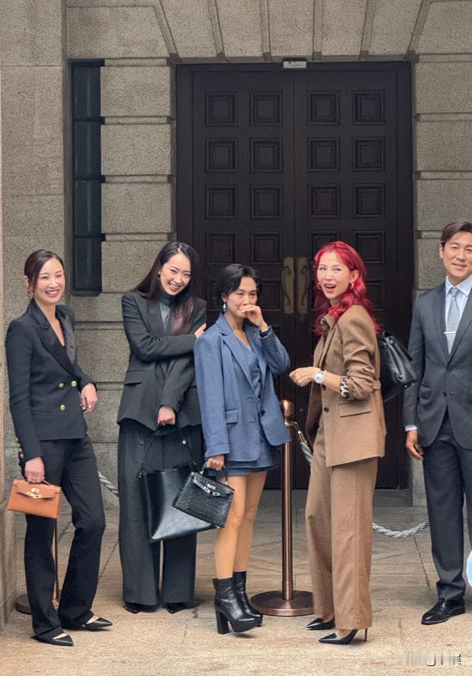 在香港遇见明星真的太简单了！黄宗泽蔡少芬，街边瘦高真养眼，比镜头里更鲜活，暖