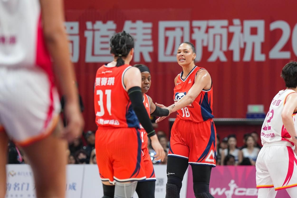 四川女篮已在出局边缘因为坎贝奇伤退、奥贡停赛先说坎贝奇这个点，四川女篮在总