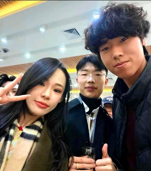 一周时间，神坛就被拆了。婚前那场直播还在刷2700万观看、礼物破亿的传闻，风头