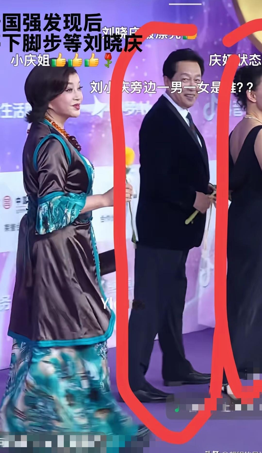 刘晓庆，唐国强，陈冲三人站在颁奖台上，刚要一起合影，恶心的一幕出现了！本来唐