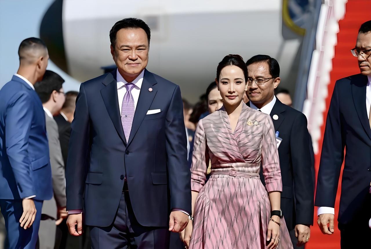 泰国内阁名单出炉，阿努廷很聪明，依然兼职，佩通坦未来可期。当地时间3月31日