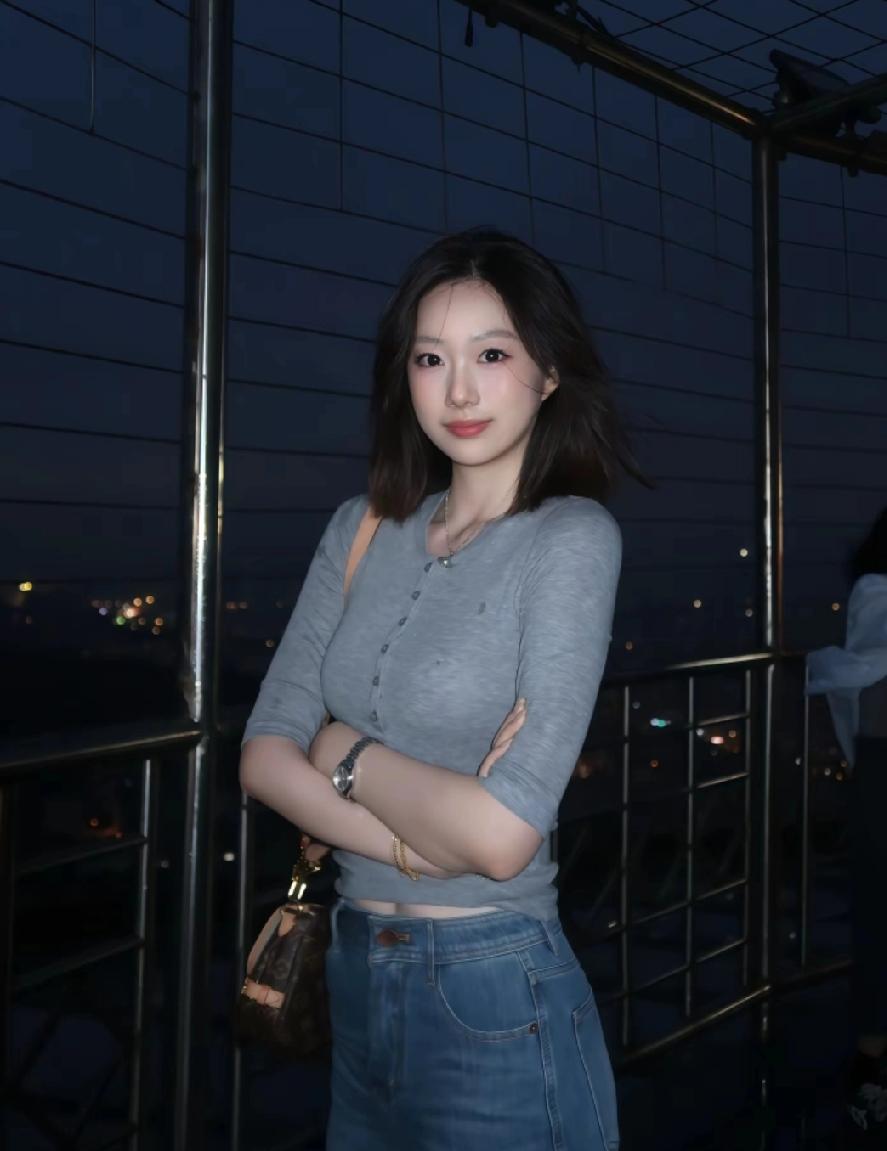 天台的风，吹冷了熟悉的模样我把未说的话，揉进暮色里你从未属于我如灯火不属于